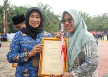 Pemberian Piagam dan Bunga Mawar Warnai Upacara Hari Ibu di Jaktim