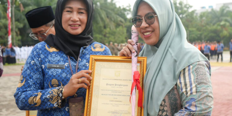 Pemberian Piagam dan Bunga Mawar Warnai Upacara Hari Ibu di Jaktim