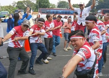 Rayakan HUT ke-81 RI, Warga dan Pekerja Terminal Kampung Rambutan Adu Kekuatan Tarik Bus AKAP