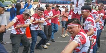 Rayakan HUT ke-81 RI, Warga dan Pekerja Terminal Kampung Rambutan Adu Kekuatan Tarik Bus AKAP