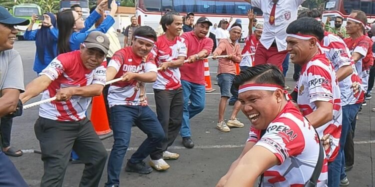 Rayakan HUT ke-81 RI, Warga dan Pekerja Terminal Kampung Rambutan Adu Kekuatan Tarik Bus AKAP